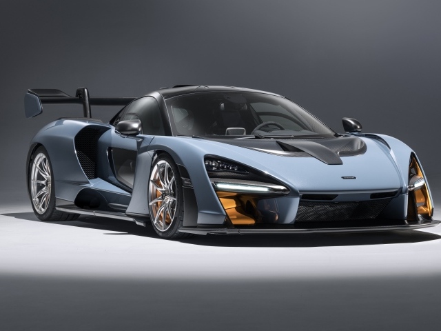 Серебристый спортивный автомобиль McLaren Senna, 2018