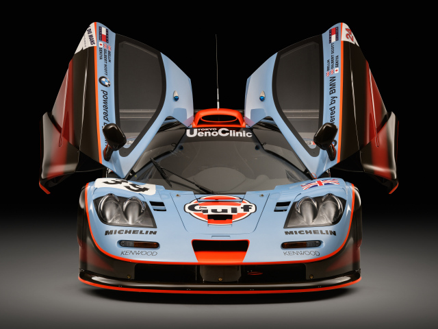 Спортивный автомобиль McLaren F1 GTR 25R 2018 года с открытыми дверями