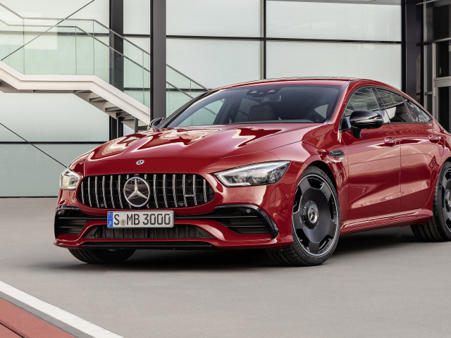 Бордовый автомобиль Mercedes AMG GT43 2019 года