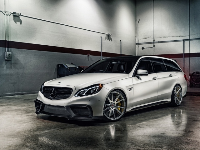 Автомобиль Mercedes-Benz E-Class в гараже