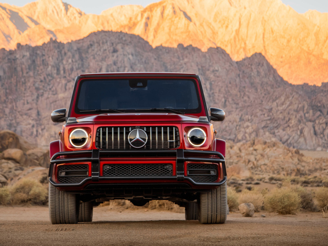 Красный Mercedes-AMG G 63, 2019 года на фоне гор