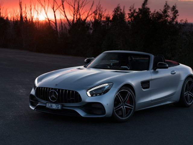 Серебристый кабриолет  Mercedes-AMG GT C Roadster, 2018 на закате