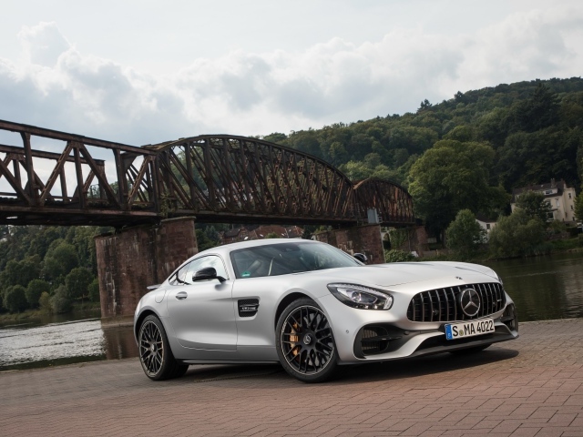Серебристый автомобиль Mercedes-AMG GT на фоне моста