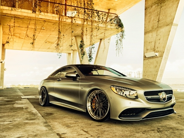 Серебристый автомобиль Mercedes-Benz S-Class