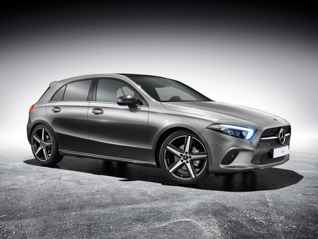 Серебристый автомобиль Mercedes A Class Accessories, 2018 на сером фоне