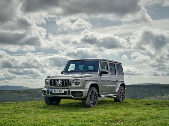Серебристый автомобиль внедорожник Mercedes-AMG G 63, 2018
