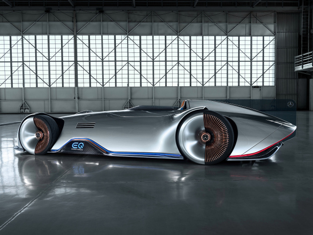 Серебристый футуристический автомобиль Mercedes-Benz Vision EQ 2018