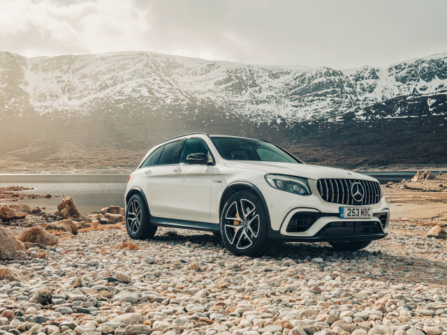Белый внедорожник Mercedes AMG GLC 63 S, 2018 года на фоне гор