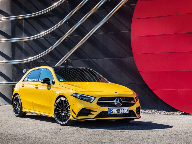 Желтый автомобиль Mercedes-AMG A35, 2019 года