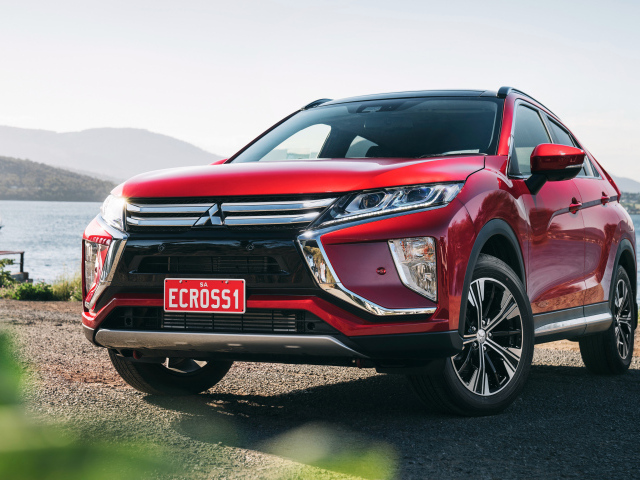 Красный внедорожник Mitsubishi Eclipse Cross Exceed, 2018 на фоне океана