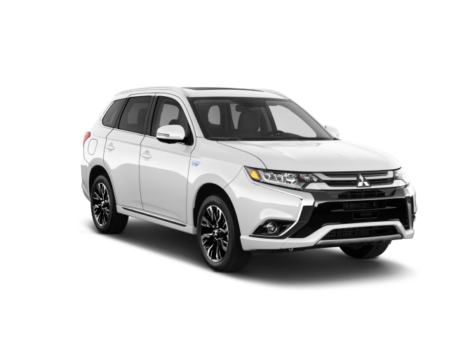 Белый компактный кроссовер Mitsubishi Outlander, 2018
