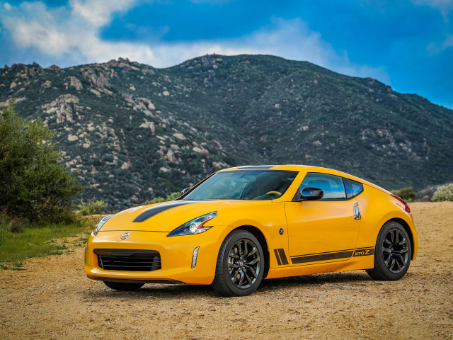 Желтый автомобиль Nissan 370Z Heritage Edition, 2018 на фоне гор