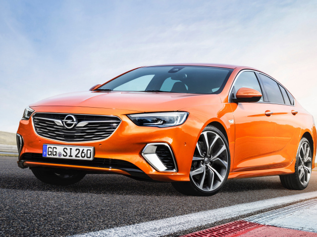 Стильный оранжевый автомобиль Opel Insignia GSi, 2018