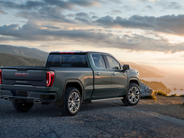 Пикап GMC Sierra Rear Side, 2019 года на берегу океана