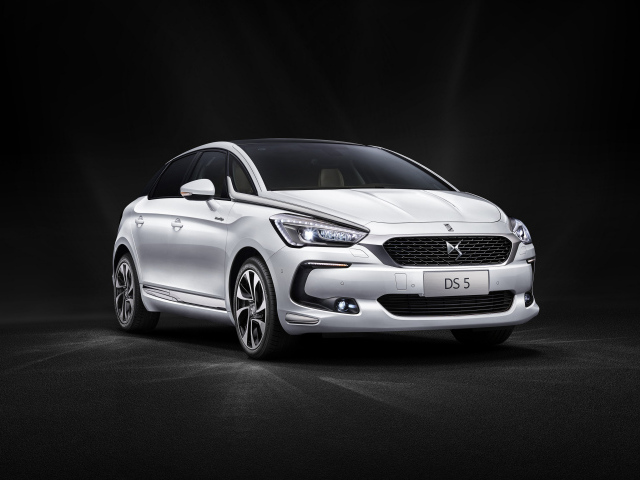 Серебристый автомобиль DS 5 Prestige на черном фоне