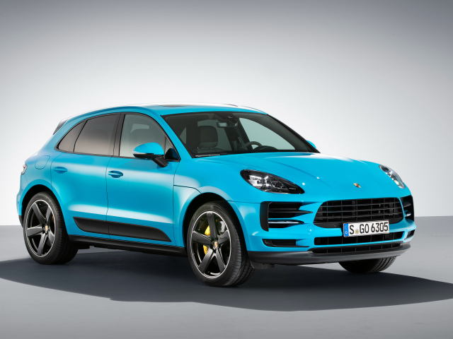Голубой автомобиль  Porsche Macan S, 2018 на сером фоне