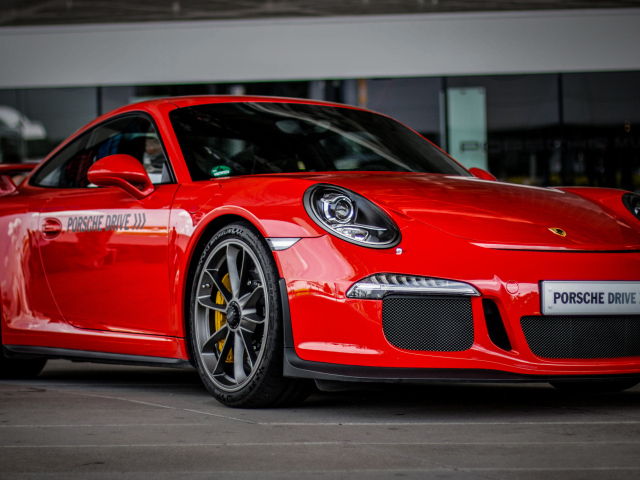 Красный спортивный автомобиль Porsche Drive Supercar