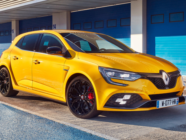 Желтый стильный автомобиль Renault Megane RS, 2019