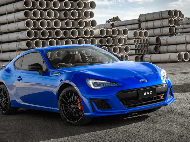 Синий автомобиль Subaru BRZ tS, 2018 на фоне труб