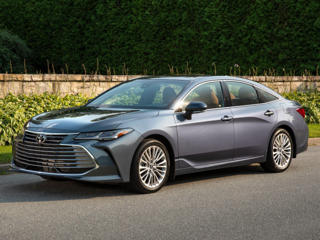 Серебристый автомобиль Toyota Avalon 2018