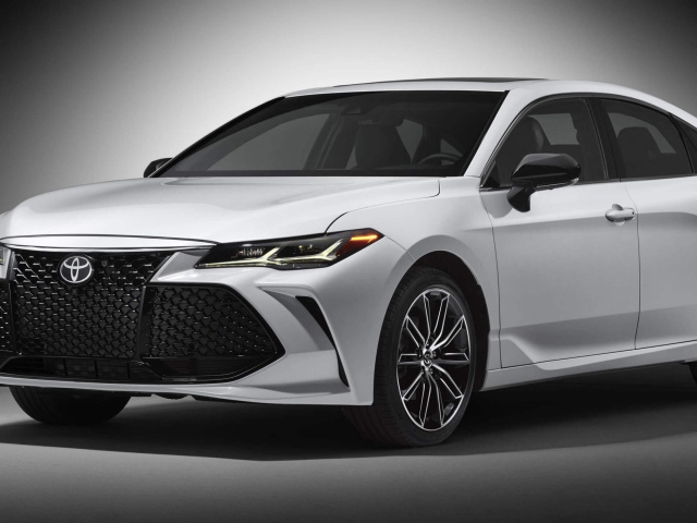 Белый автомобиль Toyota Avalon 2019 на сером фоне