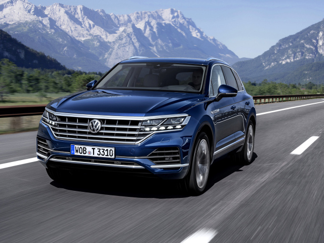 Синий автомобиль Volkswagen Touareg,  2018 на трассе 