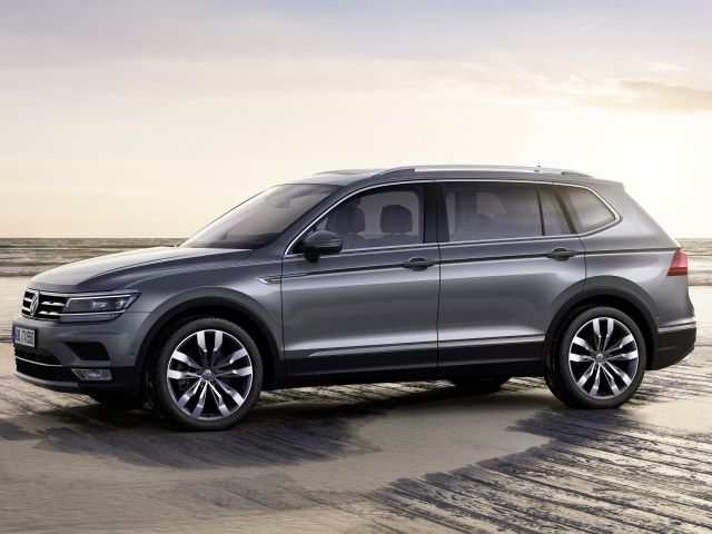 Серебристый Volkswagen Tiguan, 2018 вид сбоку