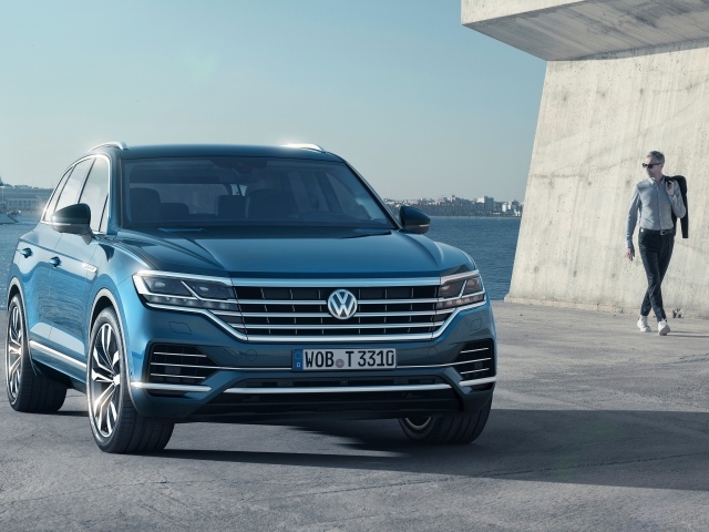 Стильный немецкий автомобиль Volkswagen Touareg 2018