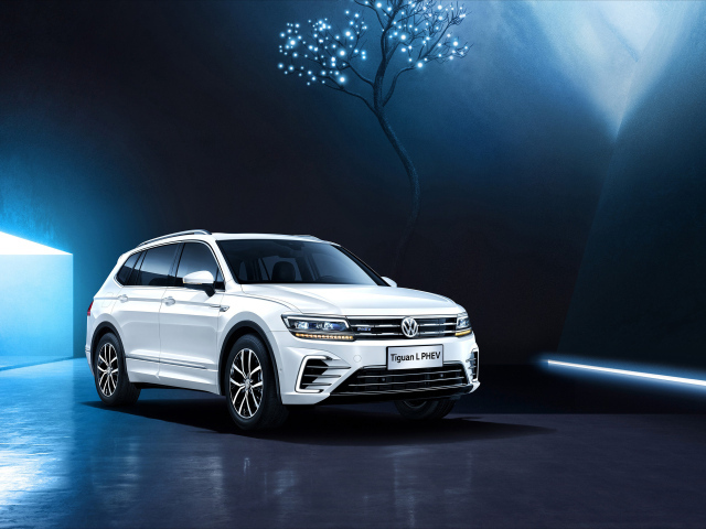 Белый внедорожник Volkswagen Tiguan L PHEV, 2018