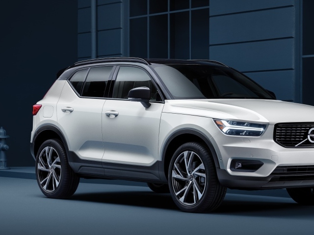 Белый внедорожник Volvo XC40, 2019