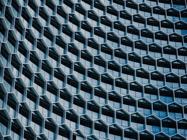 Решетки на окнах фасада