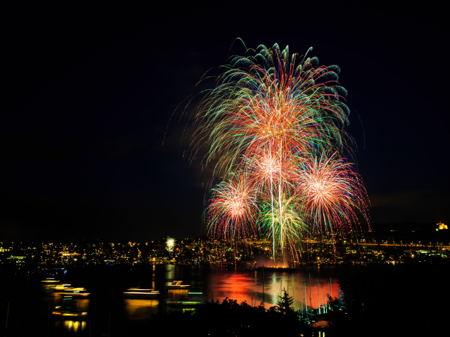 Красивый праздничный фейерверк над городом