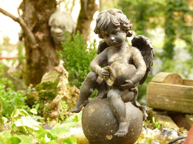 Бронзовая статуя ангела в парке