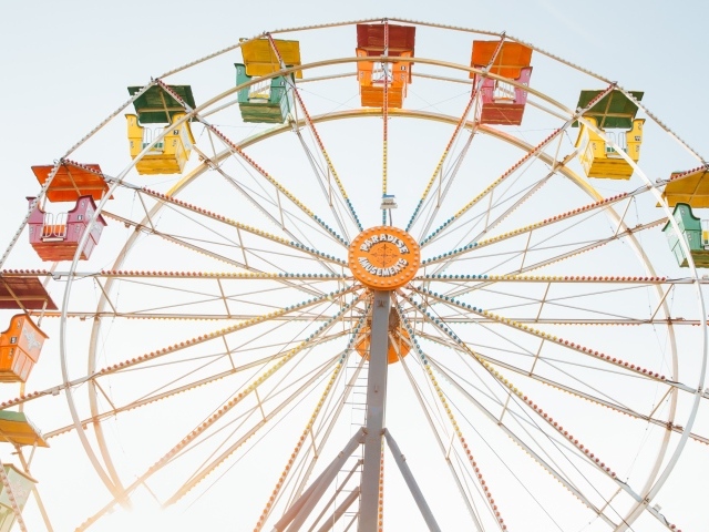 Карусель колесо обозрения на сером фоне