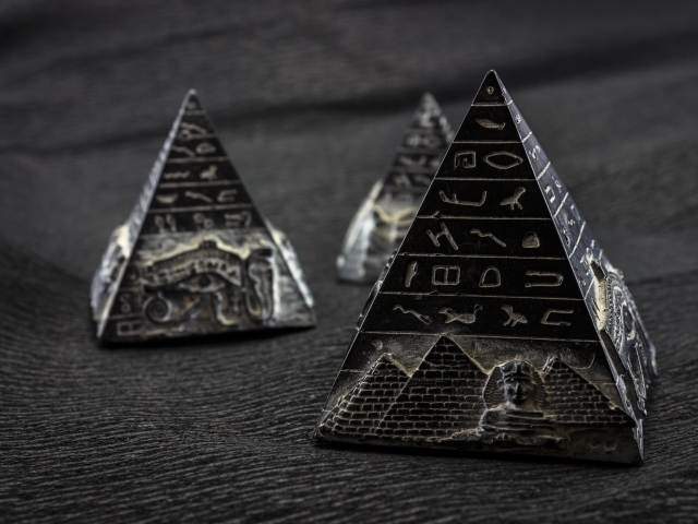 Фигурки пирамиды с символами крупным планом