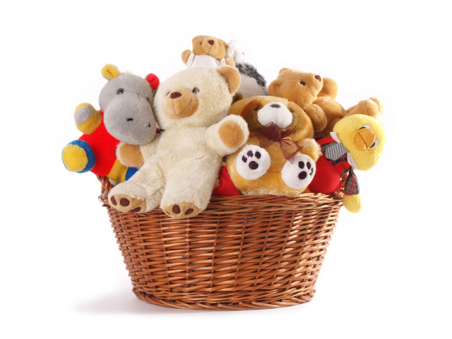 Мягкие игрушки в корзине на белом фоне 