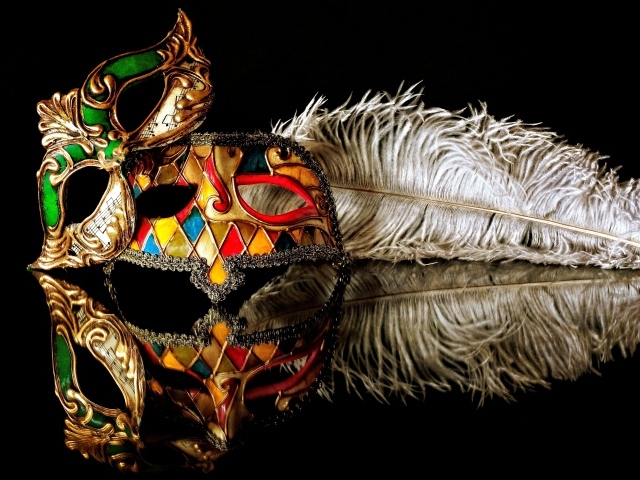Две красивые маскарадные маски с пером на черном фоне