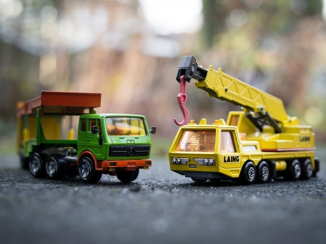 Две старых машинки грузовик и кран