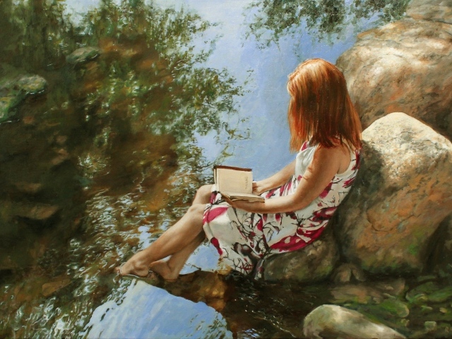 Нарисованная девушка с книгой сидит на камне у воды