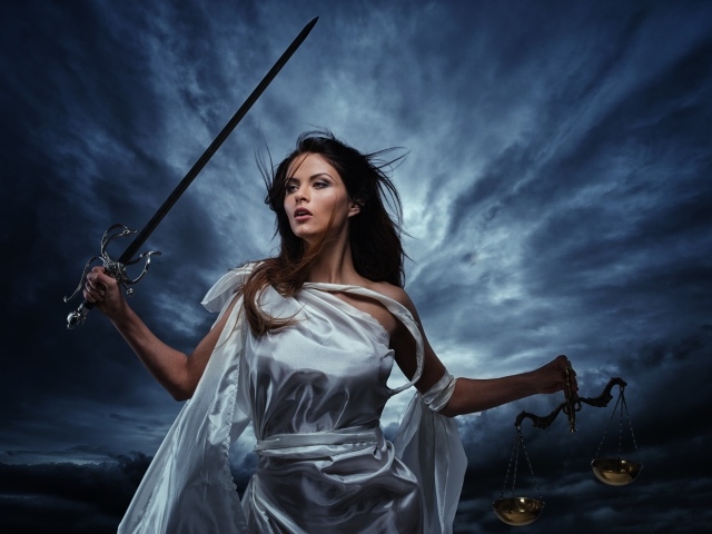 Девушка с мечом и весами в руках на фоне грозового неба, фэнтези