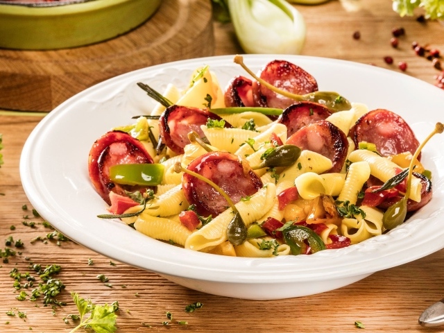 Тарелка макарон с колбасой и зеленью