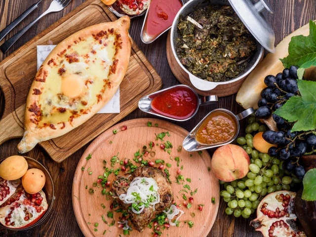 Сытный обеденный стол с вкусными угощениями, натюрморт