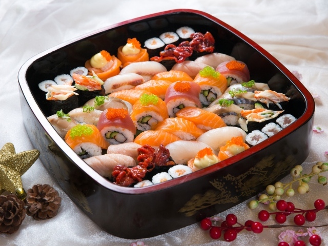 Аппетитные японские суши и роллы на столе