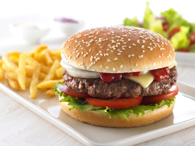 Аппетитный большой гамбургер с картофелем фри