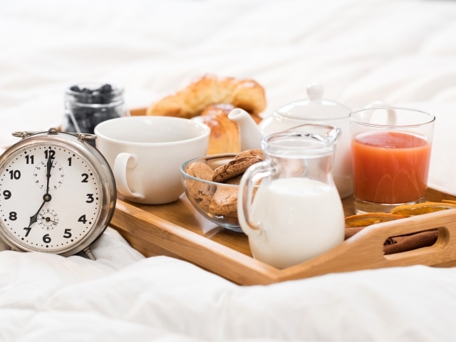 Аппетитный завтрак в постель с будильником