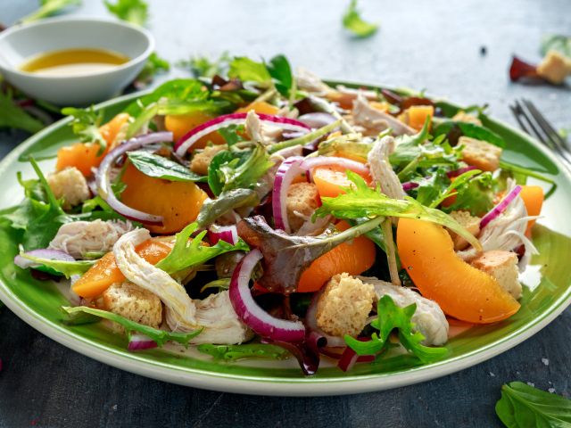 Аппетитный салат с курицей на большой тарелке