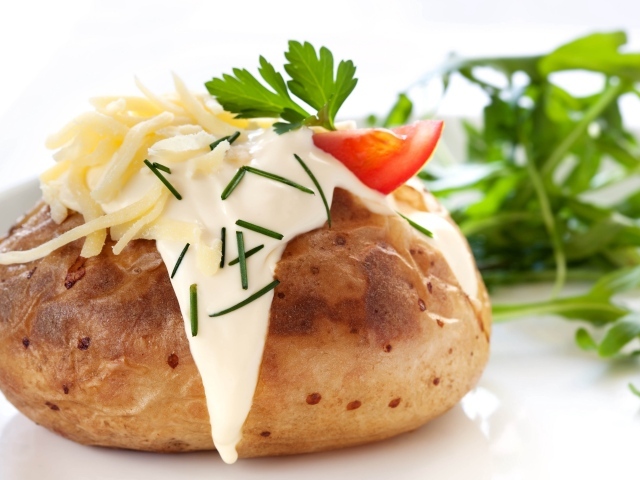 Запеченный картофель со сметаной, сыром и зеленью 