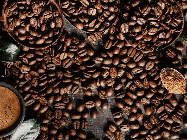Кофейные зерна на столе крупным планом 