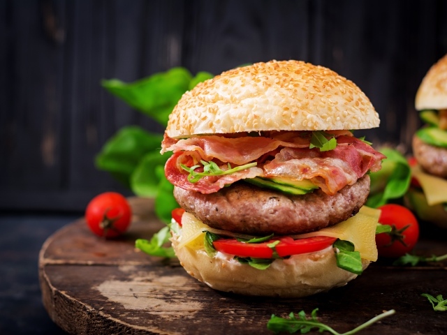 Вкусный аппетитный гамбургер с беконом 