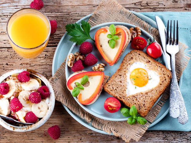 Вкусный легкий завтрак на столе с апельсиновым соком